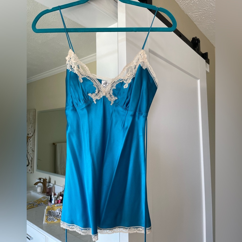 DIANE SAMANDI JON QUIL  Blue Satin Chamise with cream Lace Trim Size S